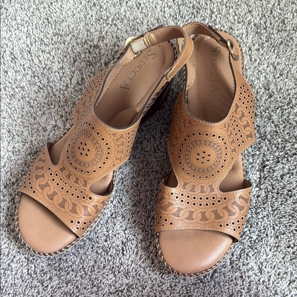 Brown Sandals with Design and Cushioned Footbed Made in Mexico like size 9.5 US - Picture 1 of 4